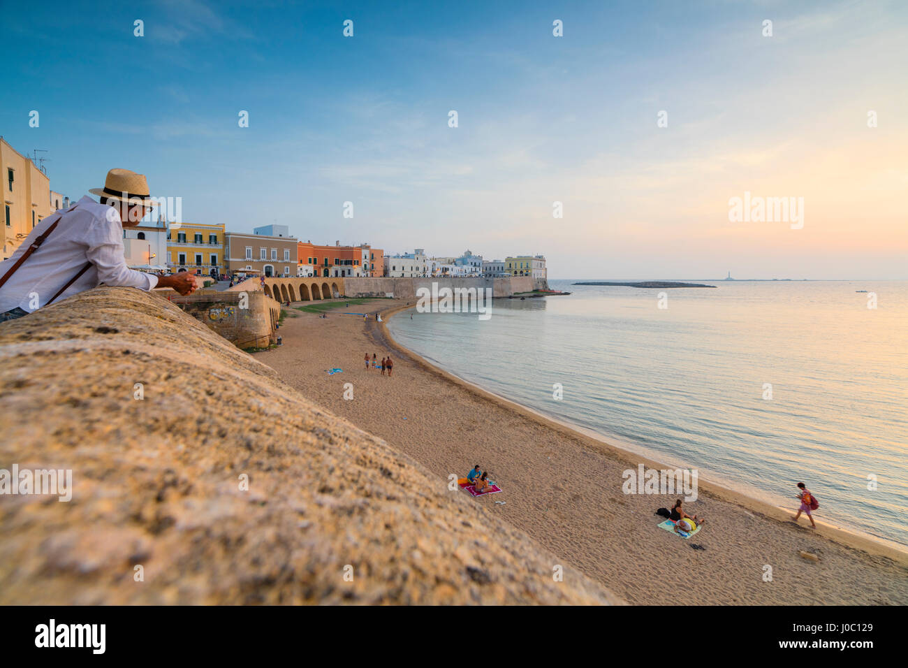 Marcos al atardecer a la playa y el mar turquesa, Gallipoli, Provincia de Lecce, Puglia, Italia Foto de stock
