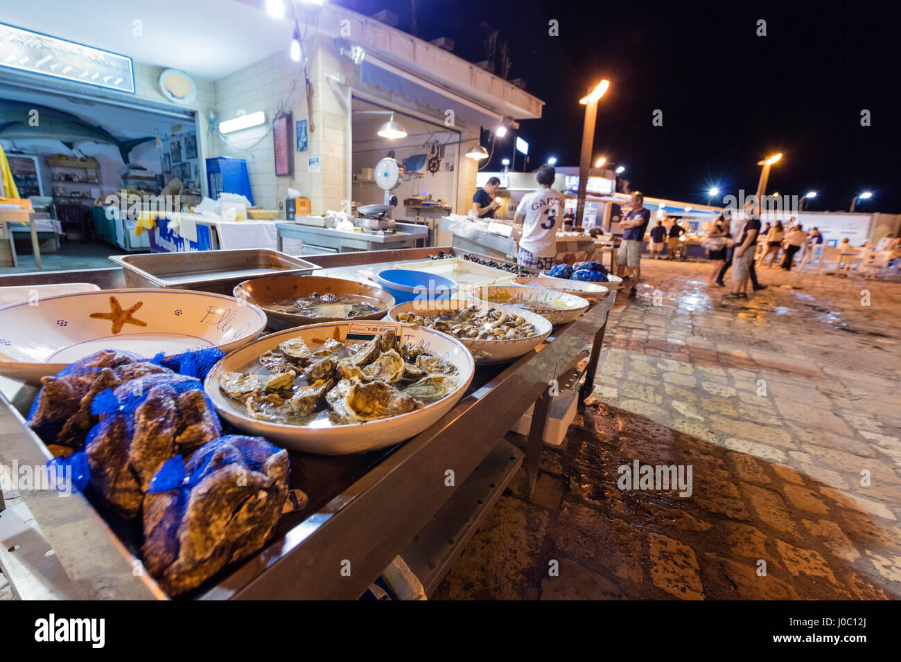 Mercado de pescado en el puerto de Gallipoli, Provincia de Lecce, Puglia, Italia Foto de stock