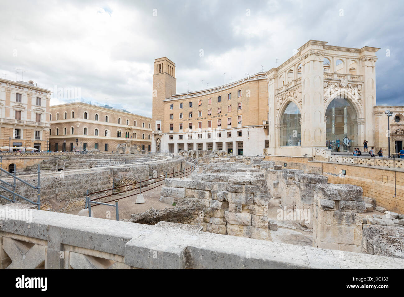 Antiguas ruinas romanas y los edificios históricos de la ciudad vieja, Lecce, Puglia, Italia Foto de stock