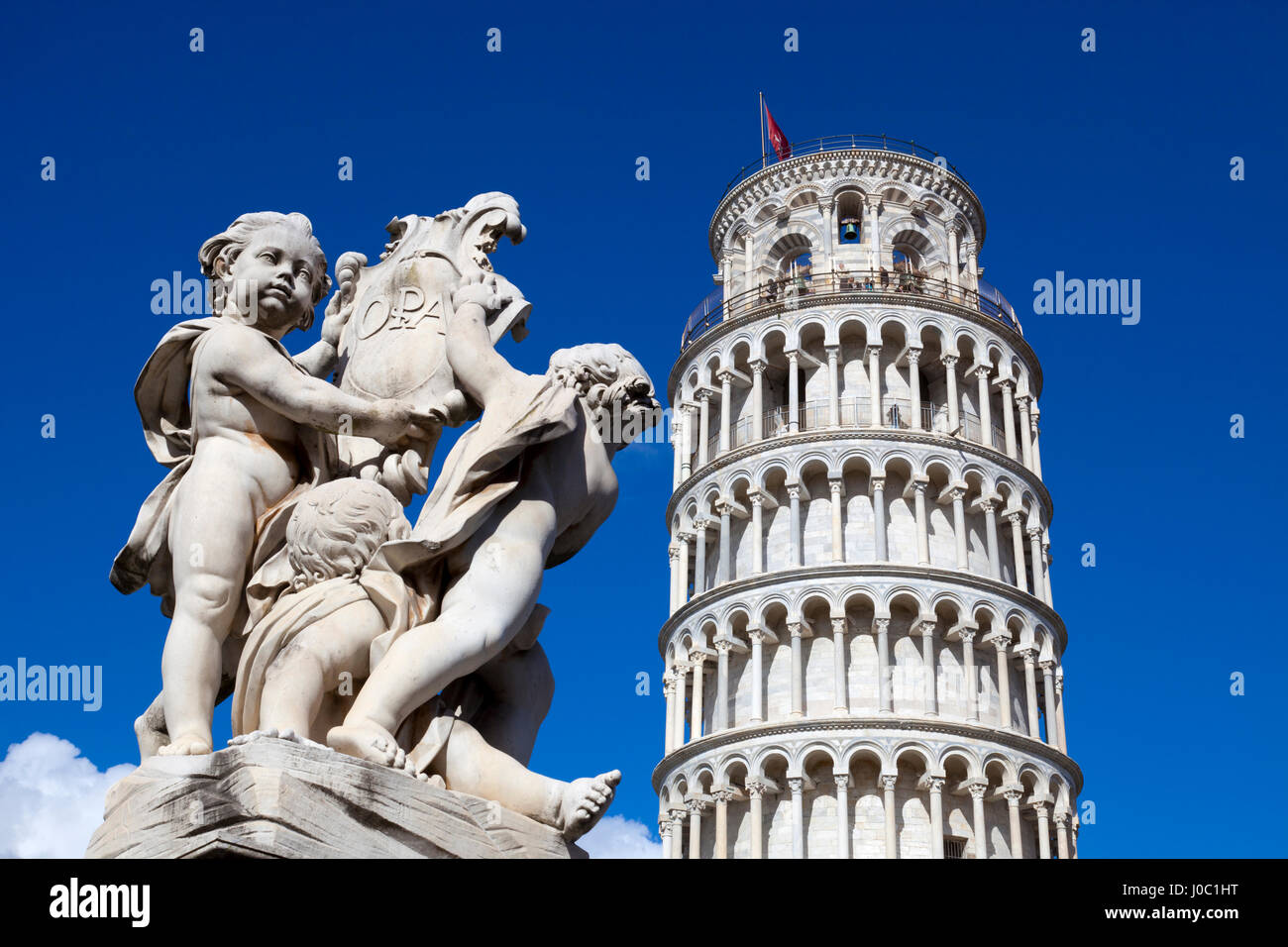 La Torre Inclinada de Pisa, el campanile o campanario, Fontana dei Putti, Piazza del Duomo, la UNESCO, Pisa, Toscana, Italia Foto de stock