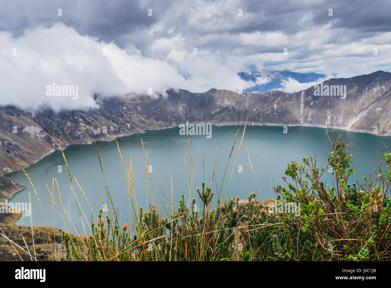 Panorama De Quilotoa Una Llena De Agua Y La Caldera Del Volc n M s 