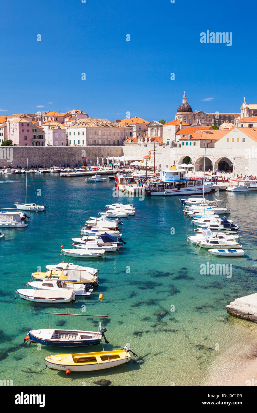 Los barcos de pesca en el antiguo puerto, el casco antiguo de Dubrovnik, declarado Patrimonio de la Humanidad por la UNESCO, Dubrovnik, la costa Dálmata, Croacia Foto de stock