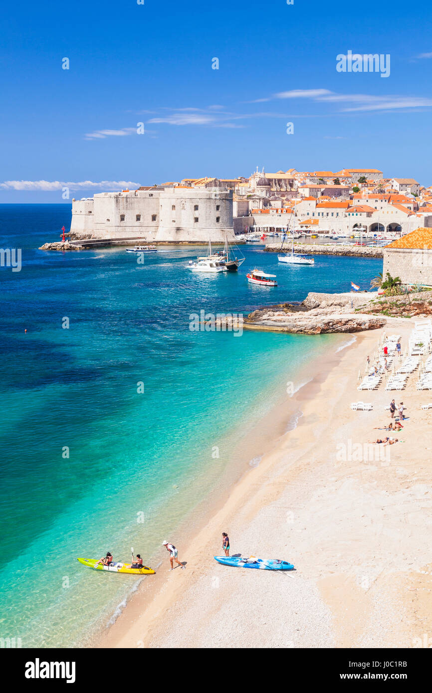 La playa Banje, el viejo puerto y el casco antiguo de Dubrovnik, Dubrovnik, la costa Dálmata, Croacia Foto de stock