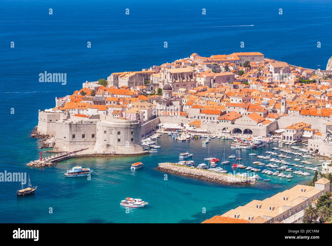Vista aérea del viejo puerto y el casco antiguo de Dubrovnik, declarado Patrimonio de la Humanidad por la UNESCO, Dubrovnik, la costa Dálmata, Croacia Foto de stock