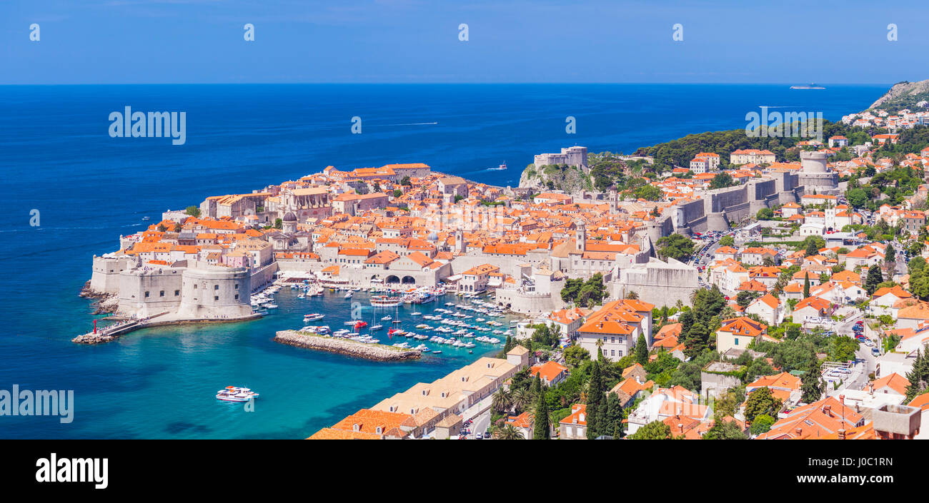 Panorama aéreo del viejo puerto y el casco antiguo de Dubrovnik, declarado Patrimonio de la Humanidad por la UNESCO, Dubrovnik, la costa Dálmata, Croacia Foto de stock