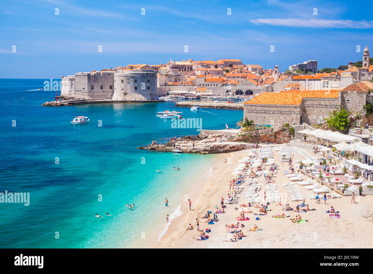La playa Banje, el viejo puerto y el casco antiguo de Dubrovnik, Dubrovnik, la costa Dálmata, Croacia Foto de stock