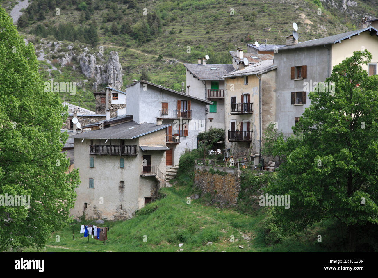 La aldea de La Brigue, Valle de roya, Alpes Maritimes, Cote d'Azur, Provenza, Francia Foto de stock