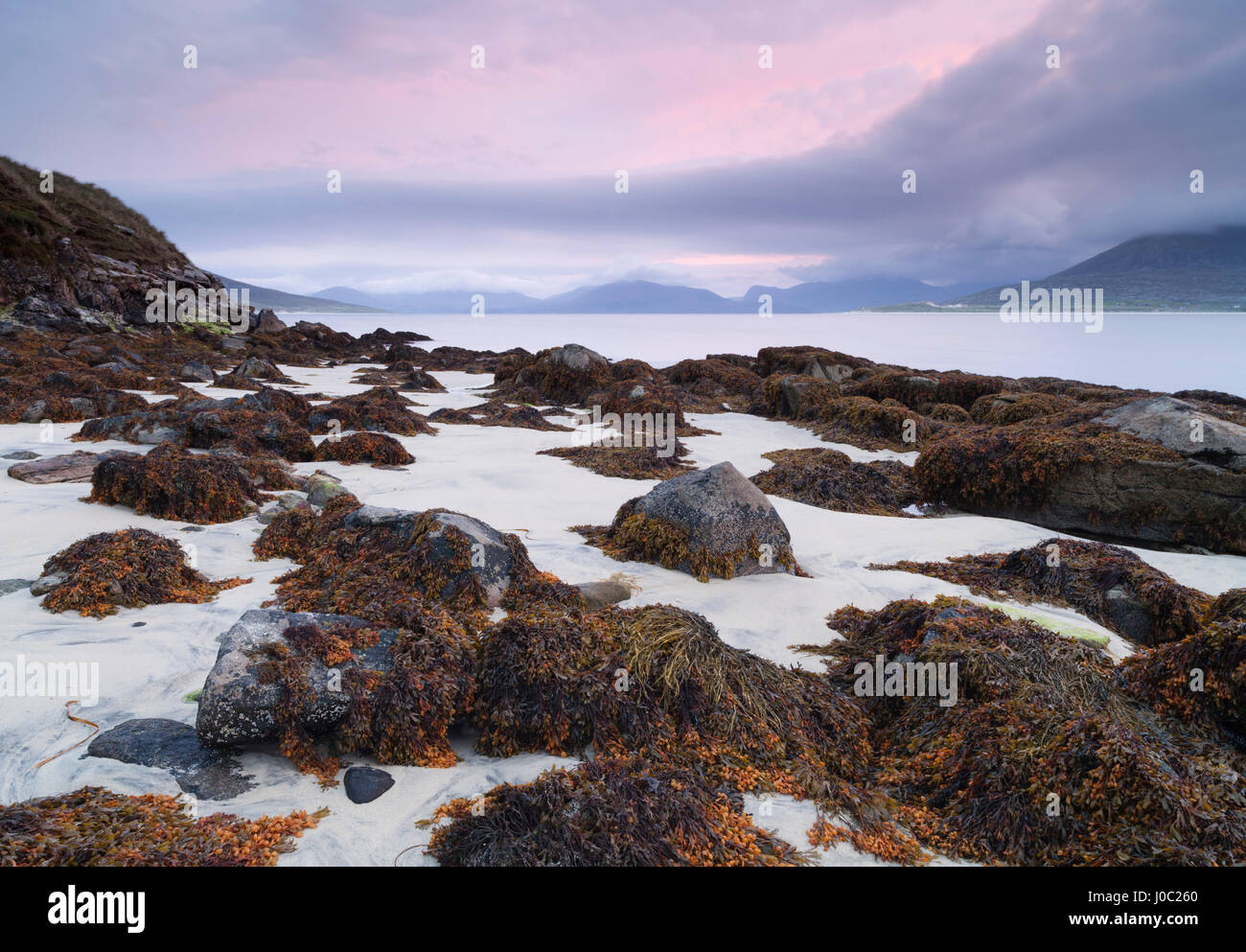 Un hermoso amanecer sobre la playa de Horgabost, Isla de Harris, Hébridas Exteriores, Escocia, Reino Unido Foto de stock