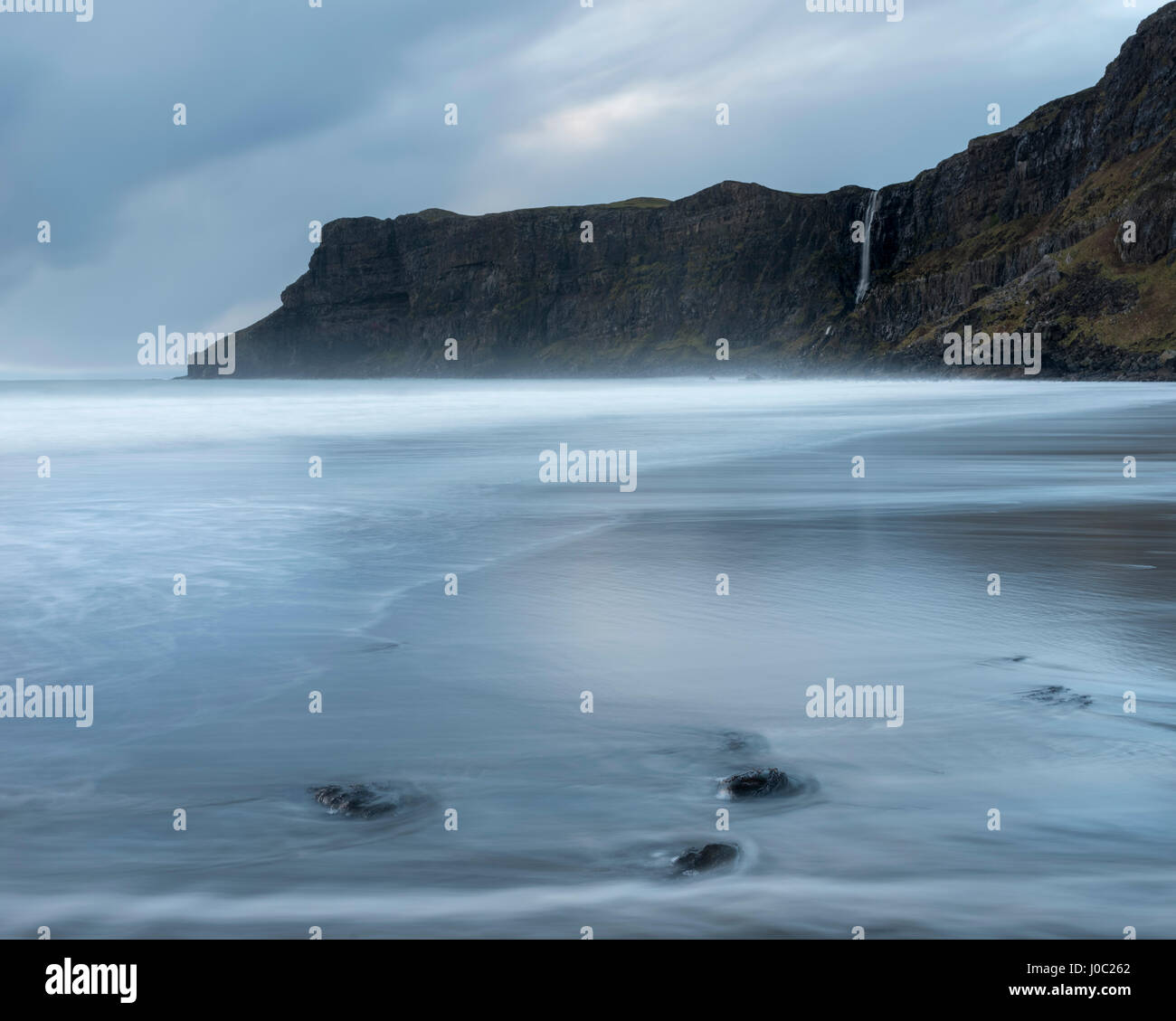 Entrada de las olas en la playa de Talisker Bay, Isla de Skye, Inner Hebrides, Scotland, Reino Unido Foto de stock