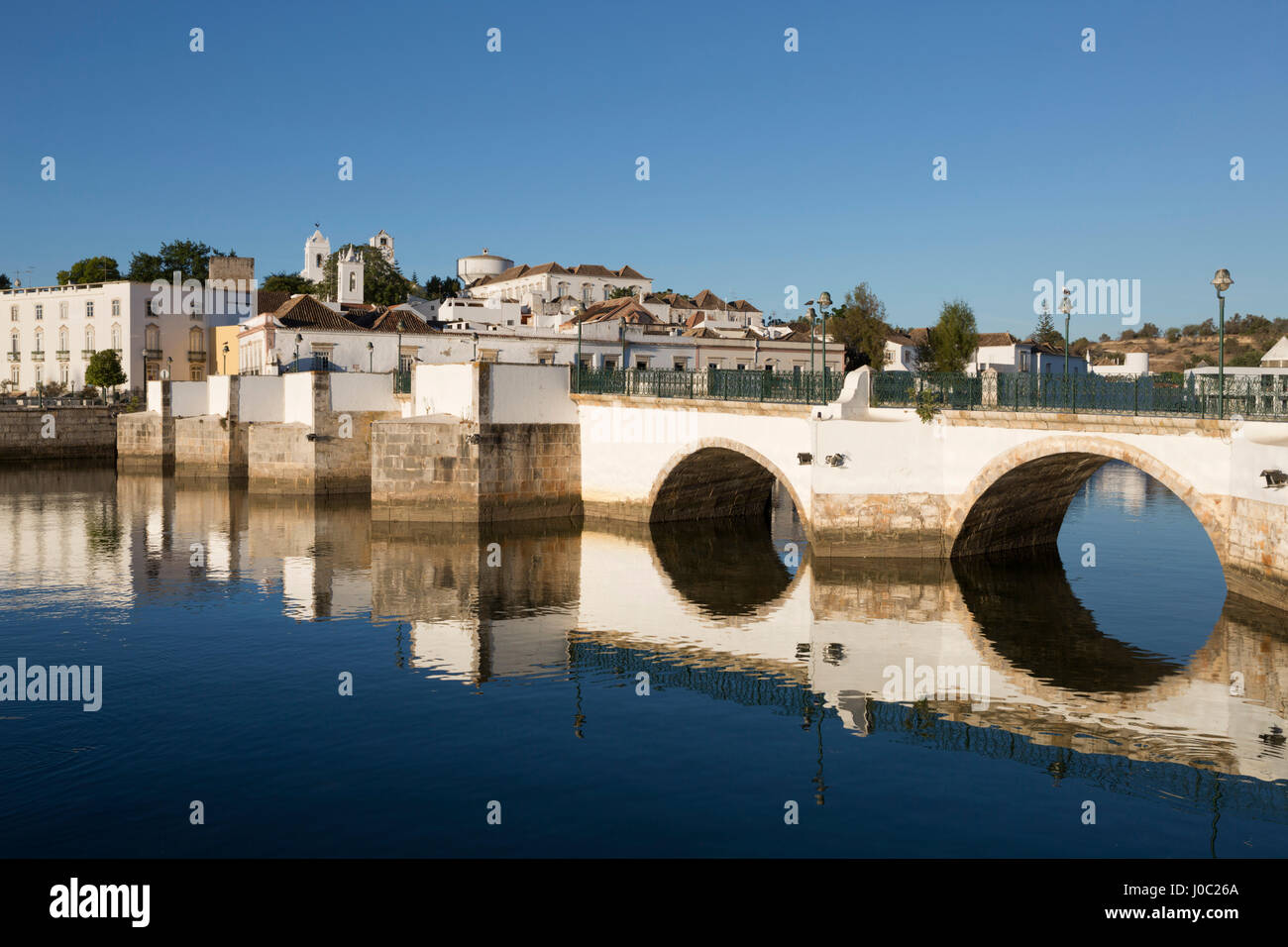 Siete arcos puente romano y la ciudad sobre el río río Gilao, Tavira, Algarve, Portugal Foto de stock