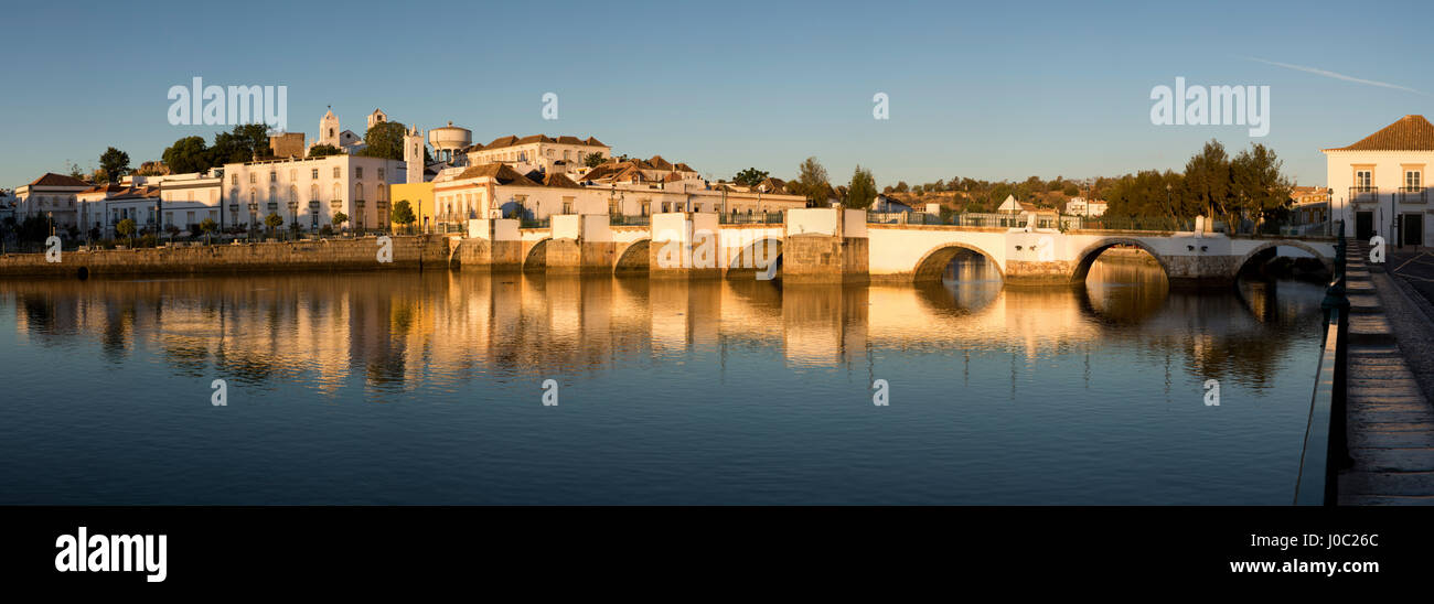 Siete arcos puente romano y la ciudad sobre el río río Gilao, Tavira, Algarve, Portugal Foto de stock