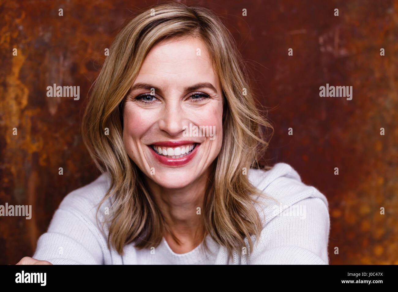 Retrato de mujer adulta media, sonriendo Foto de stock