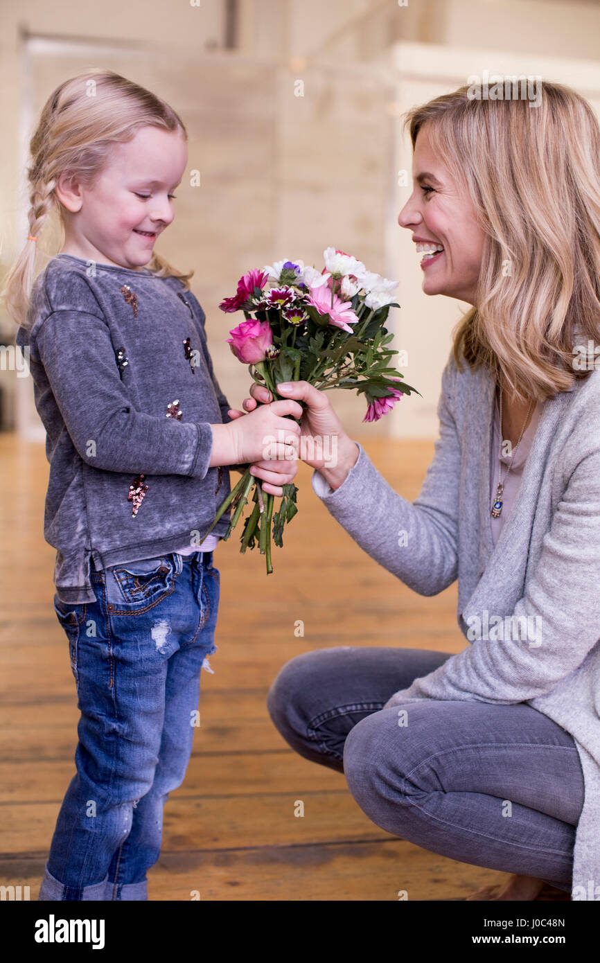 Niña entregando flores fotografías e imágenes de alta resolución - Alamy