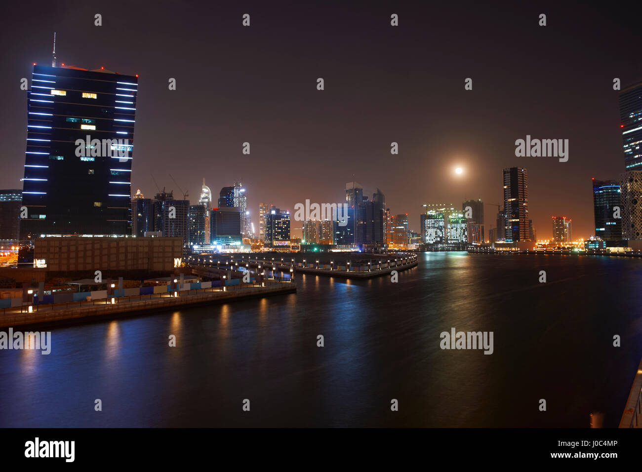 Paisaje urbano en la noche mostrando el Canal de Dubai, Dubai, Emiratos Árabes Unidos Foto de stock