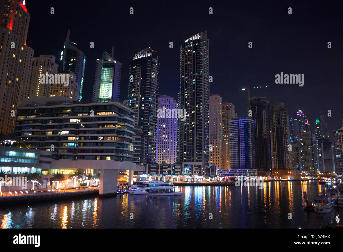 Paisaje urbano en la noche de Dubai Marina, Dubai, EAU Foto de stock