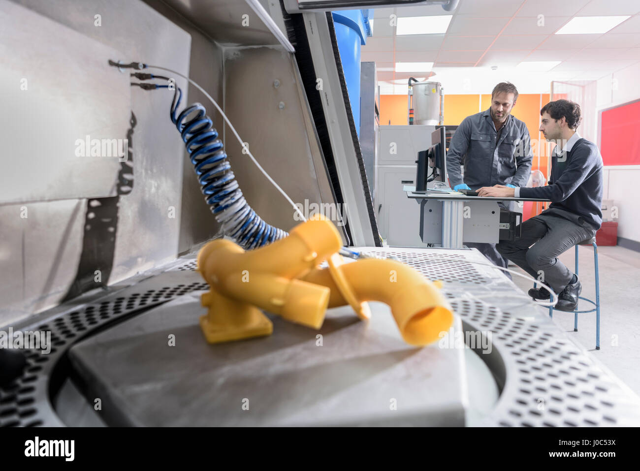 Los componentes de impresión 3D de los trabajadores en la fábrica de fundición de precisión Foto de stock