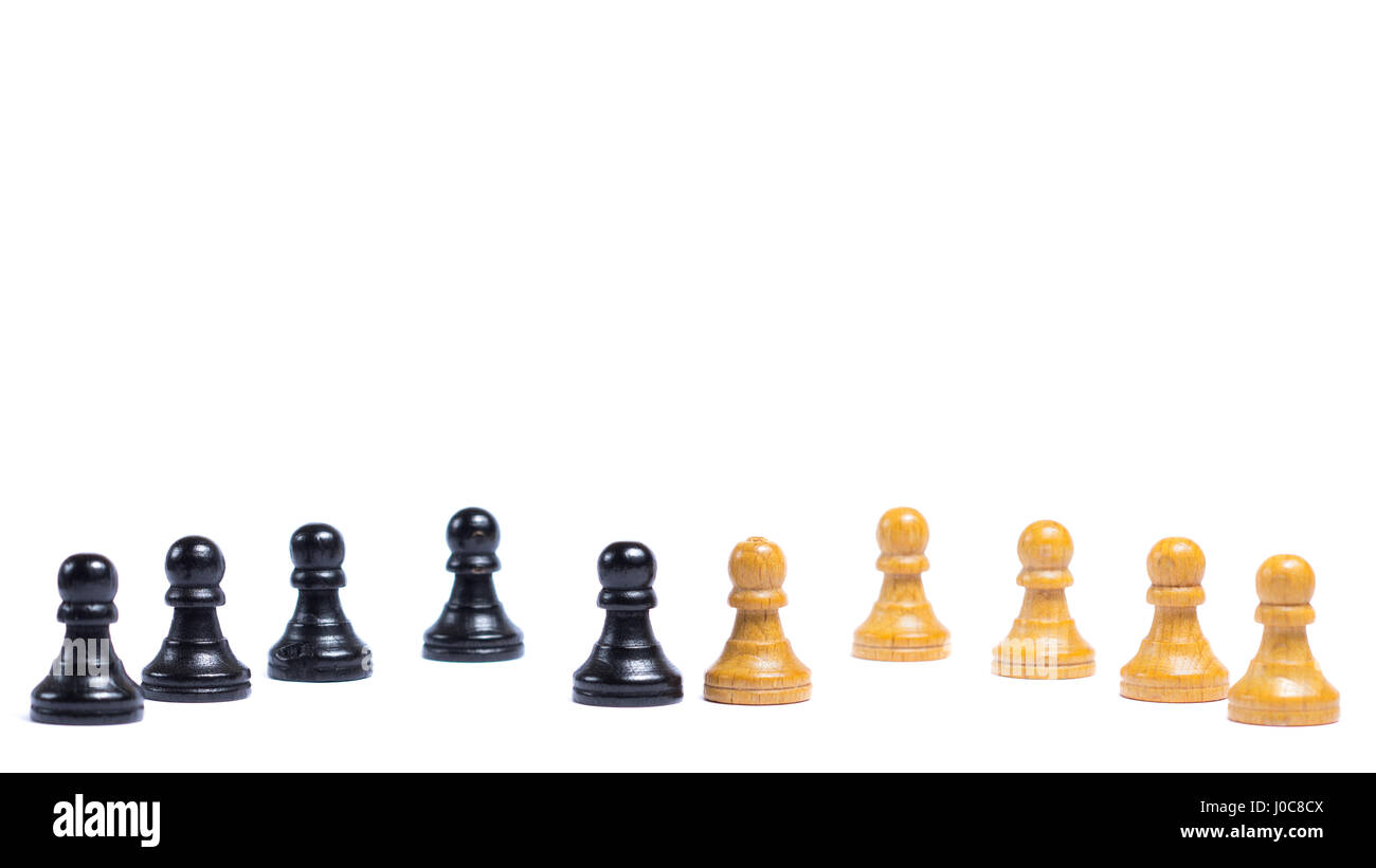 Piezas de ajedrez delante de un fondo blanco - Concepto de rivalidad Foto de stock