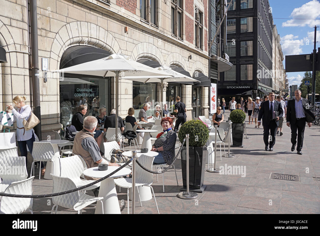 Café al aire libre en el centro de Helsinki Stockman Department Store. Foto de stock