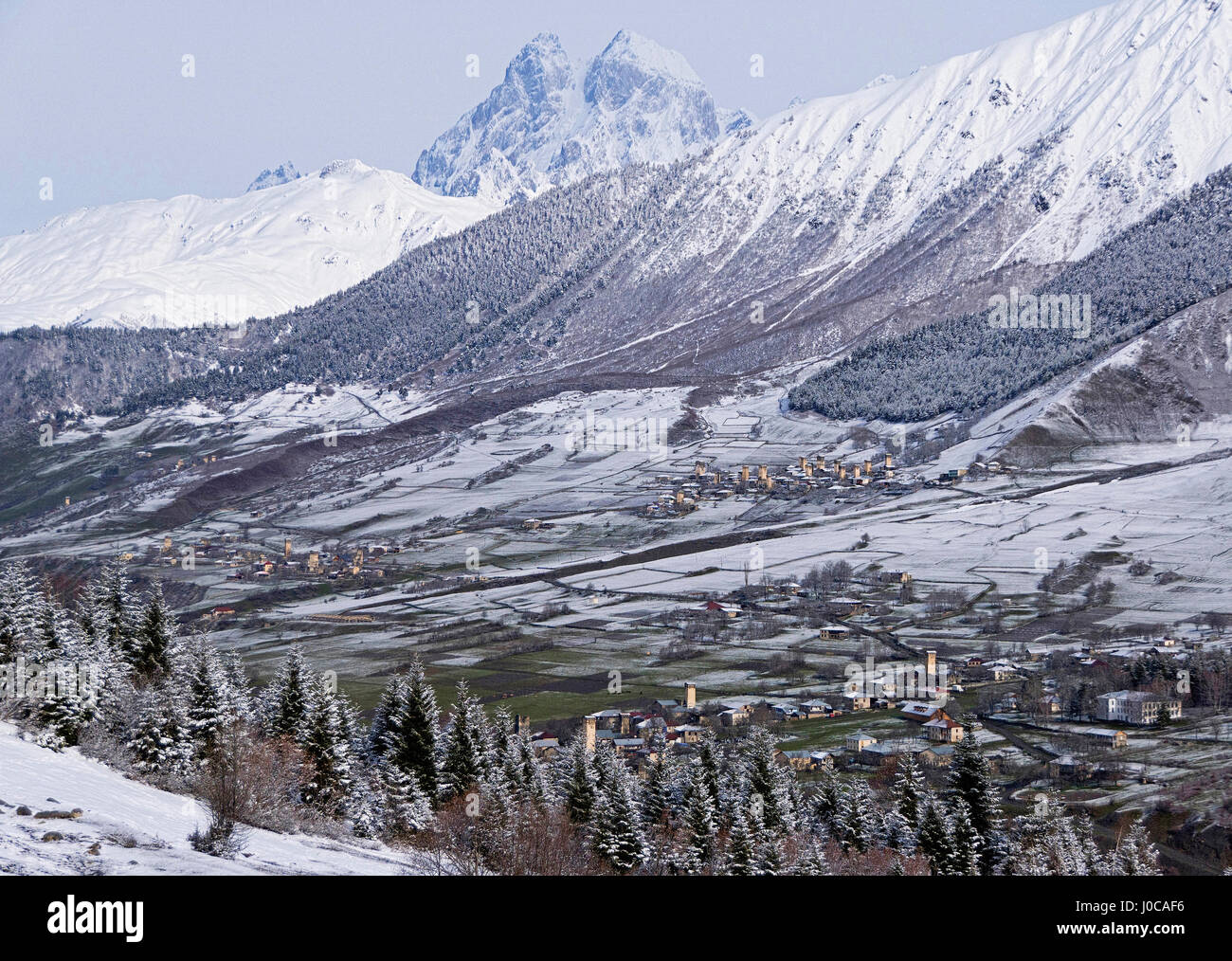 Aldeas de torre en el Alto Svaneti región del norte de Georgia con el Monte Ushba gemelas del picos de montañas del Cáucaso. Foto de stock