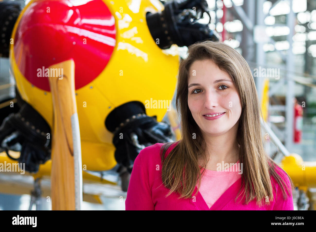 Mujer en frente de un viejo avión Foto de stock