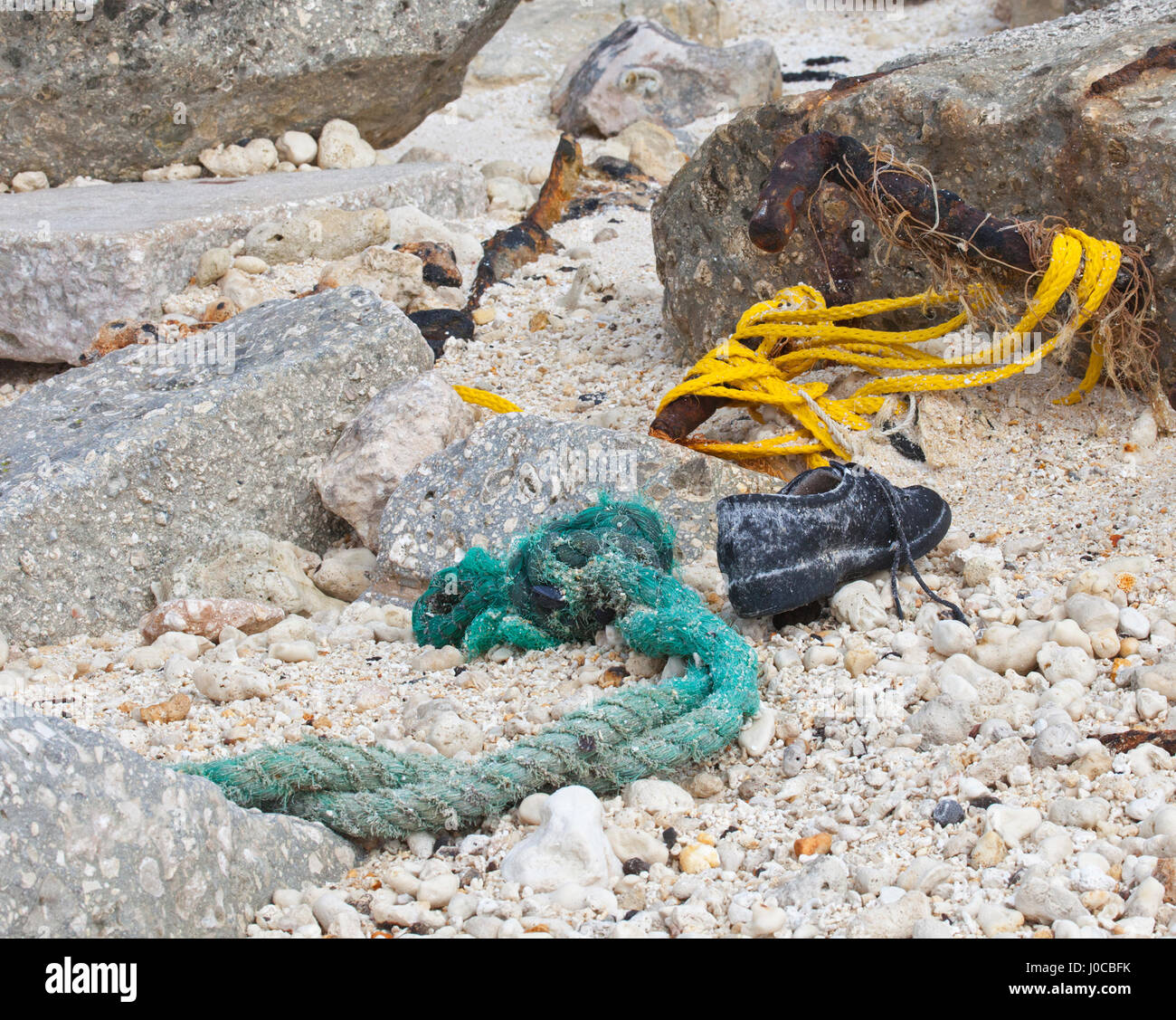 Basura, sogas y zapata antigua arrastrado en una isla del Pacífico Norte Foto de stock