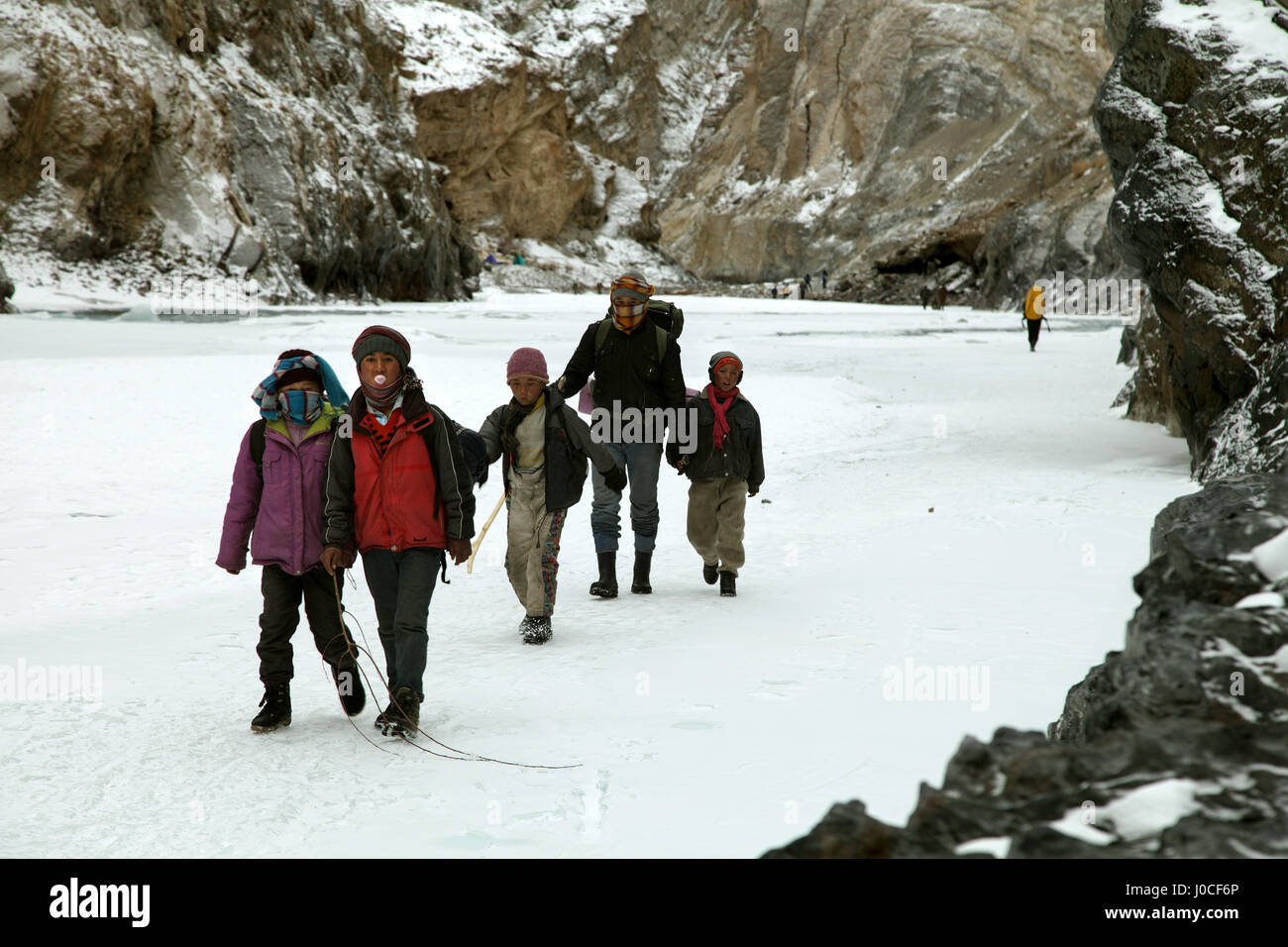 Los niños caminando por Frozen River, chadar trek, Ladakh, Jammu y Cachemira, la India, Asia Foto de stock