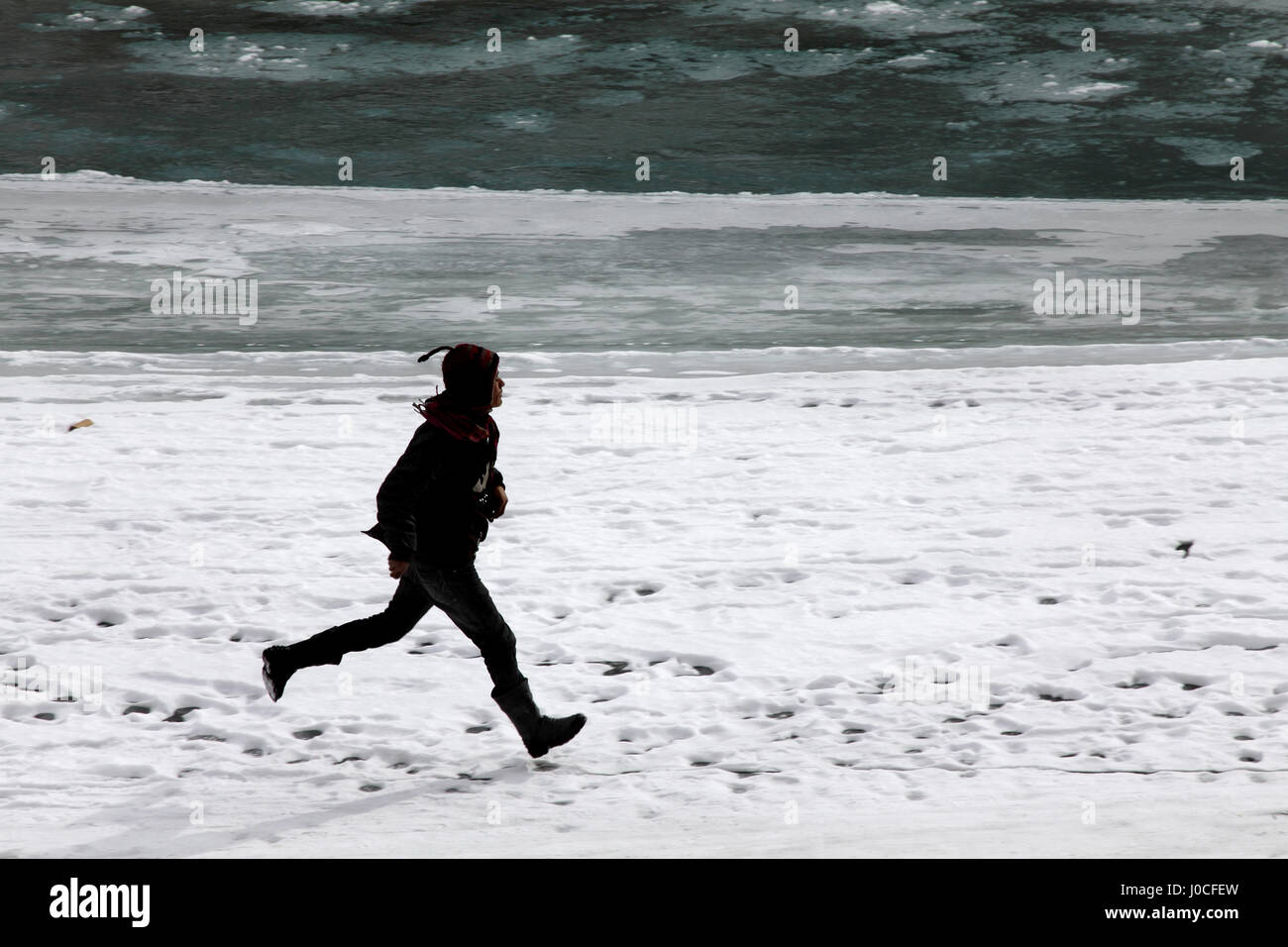 Hombre corriendo en Frozen River, chadar trek, Ladakh, Jammu y Cachemira, la India, Asia Foto de stock