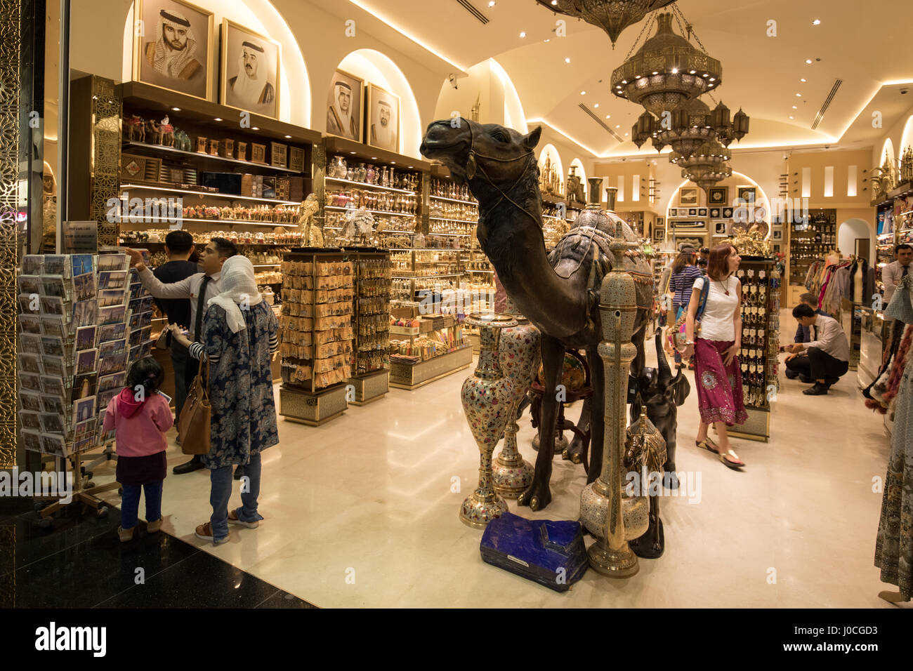 Una tienda de regalos en el centro comercial Dubai Mall, Dubai, EAU Foto de stock