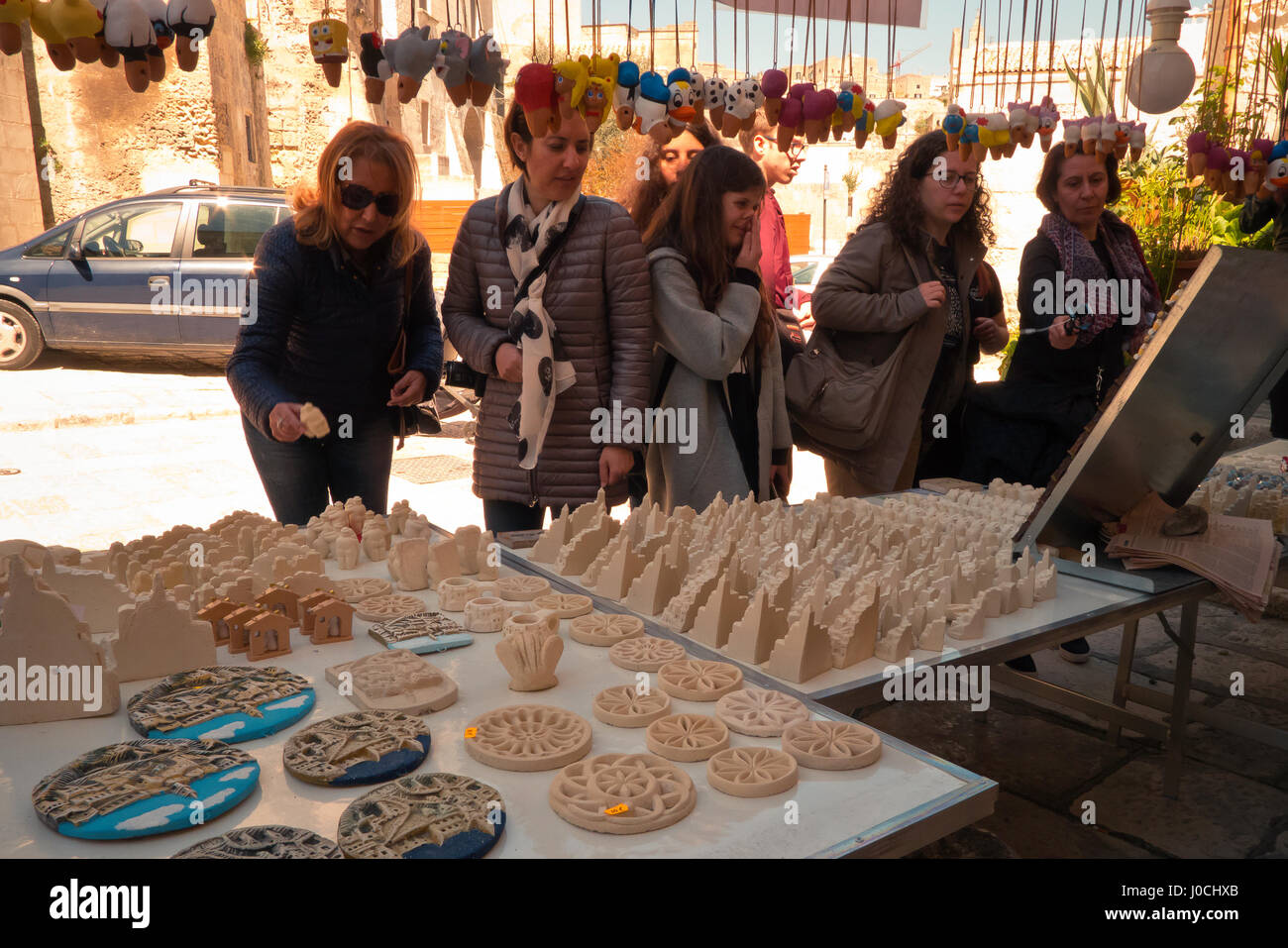 Las mujeres en el mercado de recuerdos en matera de calado. Foto de stock