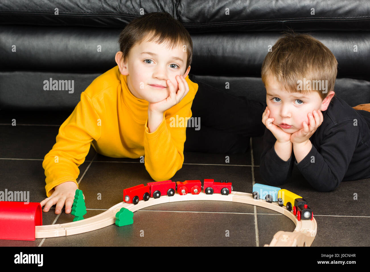 Niños Jugando Con Tren De Juguete De Madera Hermanos Construir Trenes De Madera En Su Casa 