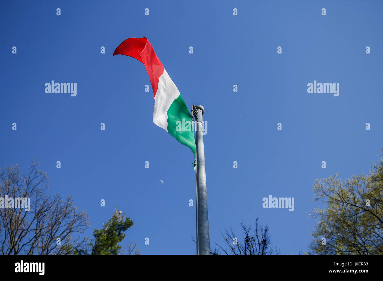 Una bandera italiana movido por el viento en un día soleado. Foto de stock