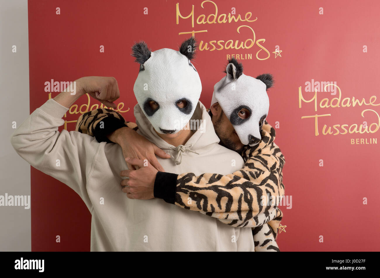 Stuttgart, Alemania. 11 abr, 2017. El rapero Cro, vistiendo un suéter de  impresión de tigre y una máscara de cera con una semejanza de sí mismo en  Stuttgart, Alemania, el 11 de