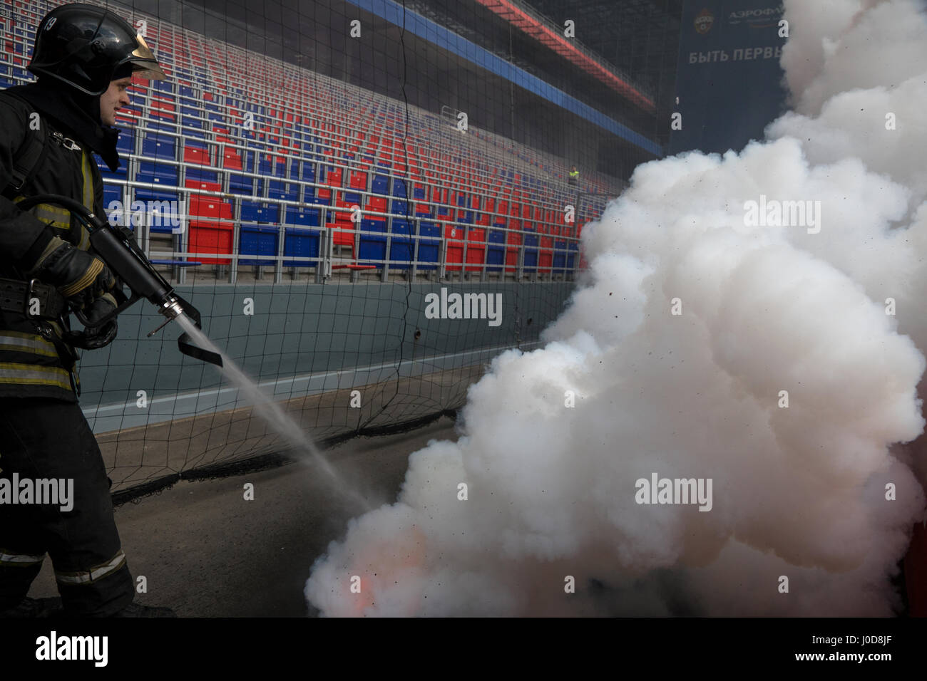 Moscú, Rusia. 12 abr, 2017. Simulacro de incendio del Ministerio de Emergencias en el CSKA de Moscú Arena Crédito: Nikolay Vinokurov/Alamy Live News Foto de stock