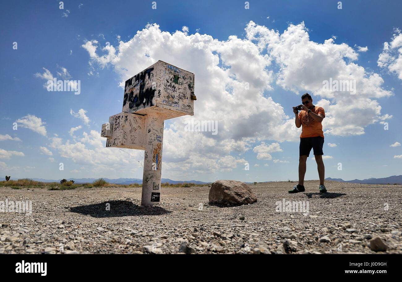 Rachel, Nevada, EE.UU. 5 ago, 2014. -Floris Otten, fotografías de los  Países Bajos el famoso negro Nevada buzón, junto a la autopista 375 y la  Autopista extraterrestre el 5 de agosto de