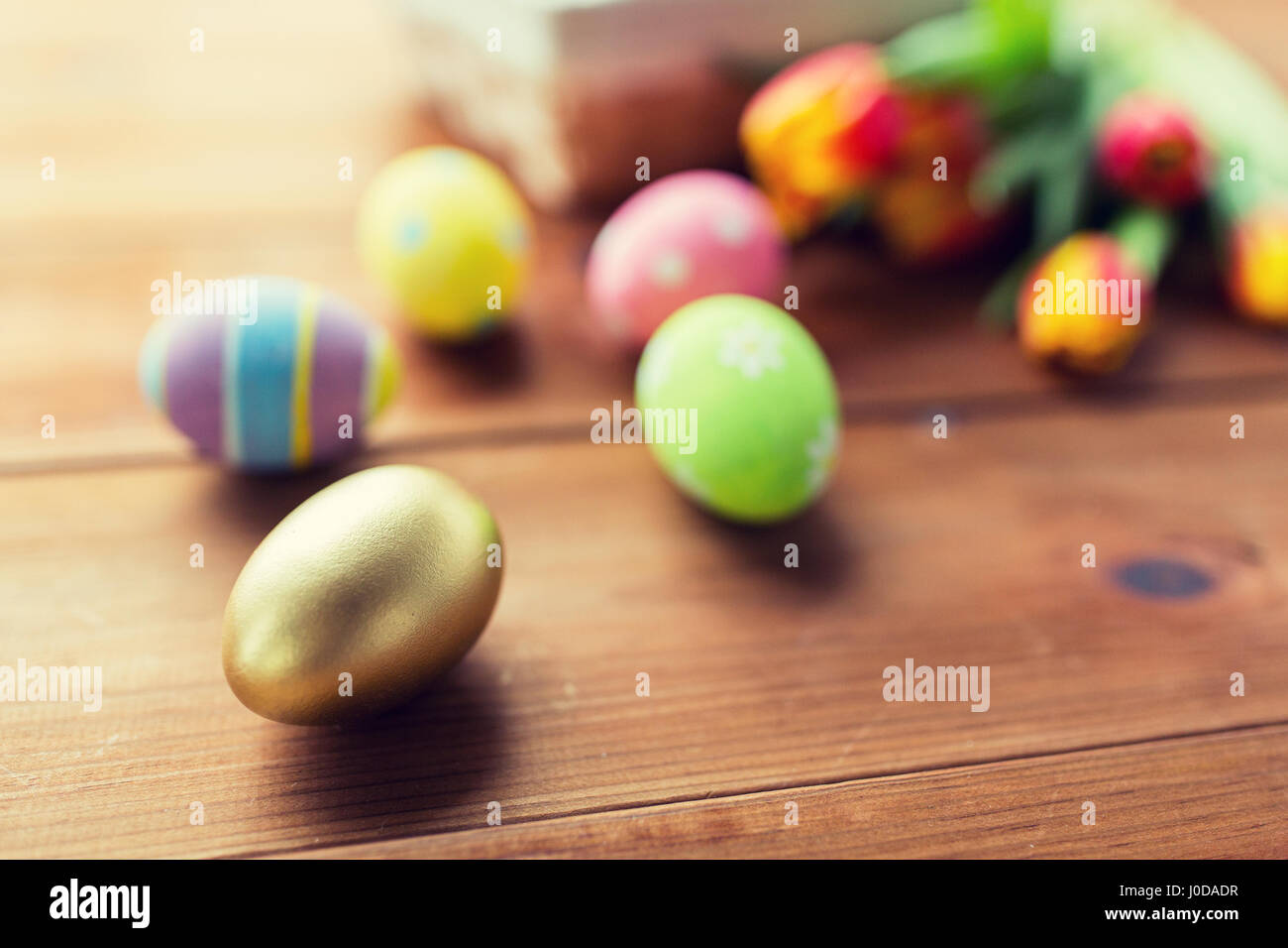 Cerca de huevos de pascua de colores y flores. Foto de stock