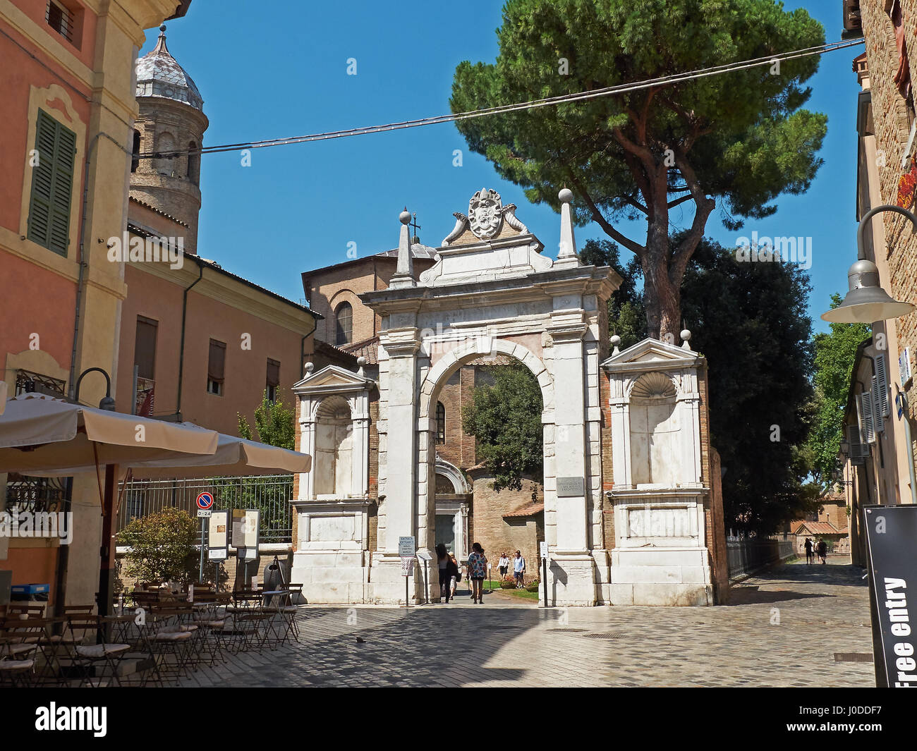 Ravena, Italia - 19 de julio de 2016. La gente en la entrada principal de la Basílica de San Vitale en Ravenna, Emilia-Romaña. Italia. Foto de stock