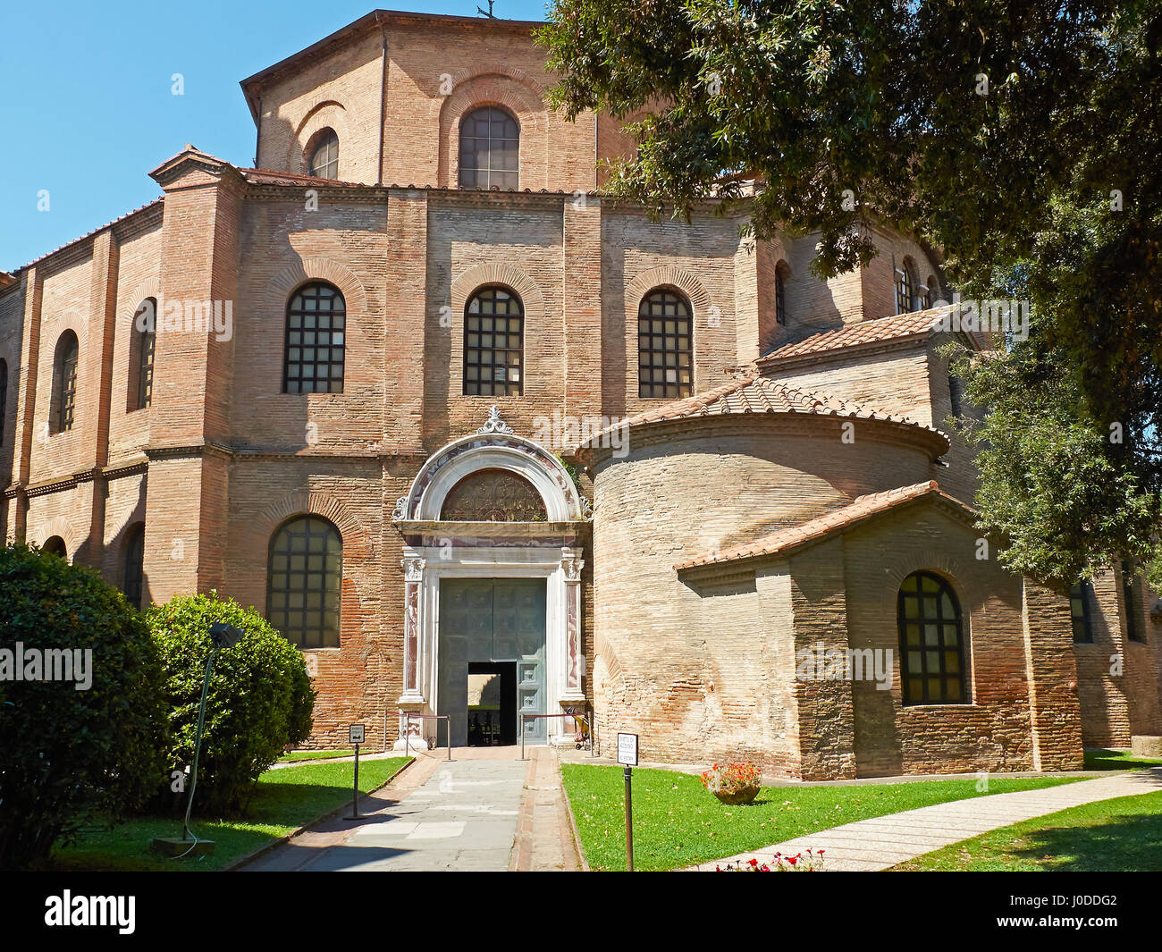 Ravena, Italia - 19 de julio de 2016. Puerta principal de la Basílica de San Vitale en Ravenna, Emilia-Romaña. Italia. Foto de stock