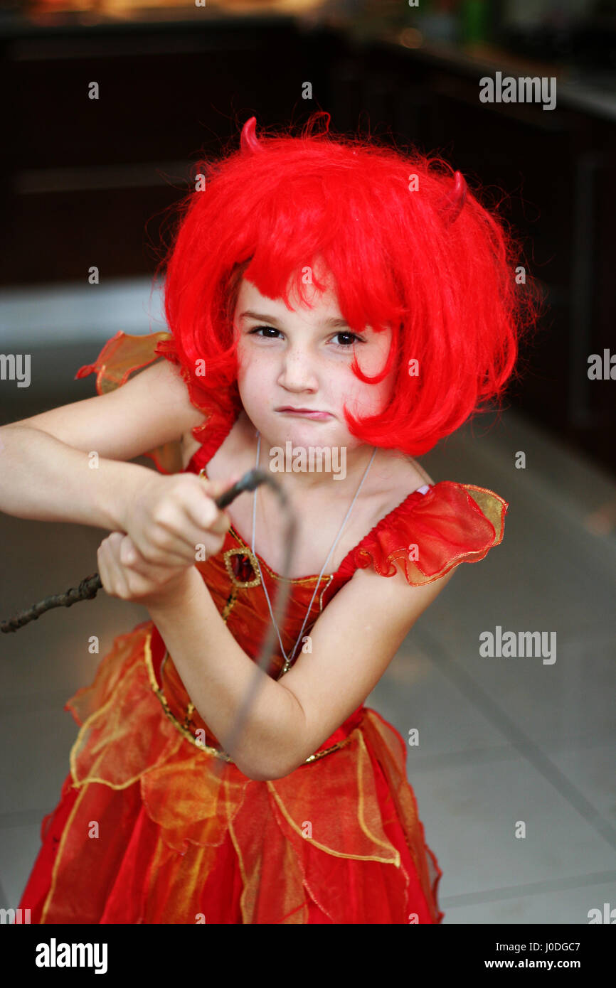 Niño disfraz de halloween miedo diablo fotografías e imágenes de alta  resolución - Alamy
