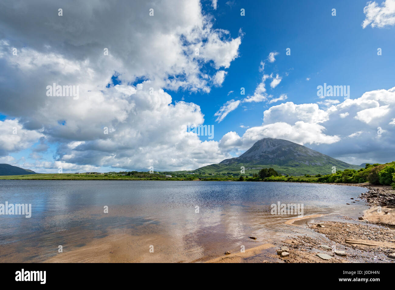 Errigal en Lough Nacung superior, Derryveagh Mountains, en el condado de Donegal, Irlanda Foto de stock