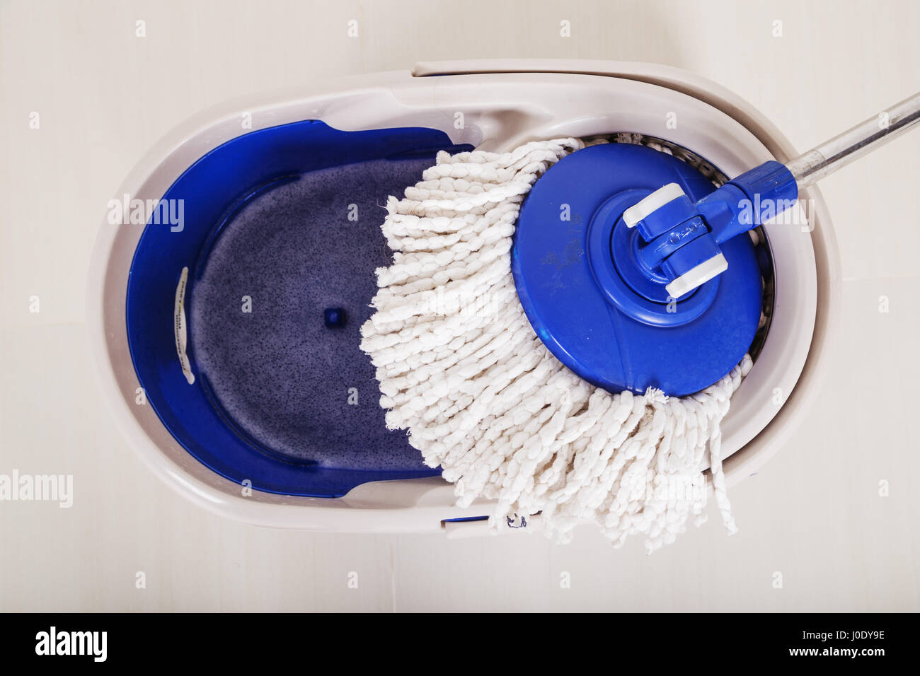 Trapeador de piso fotografías e imágenes de alta resolución - Alamy