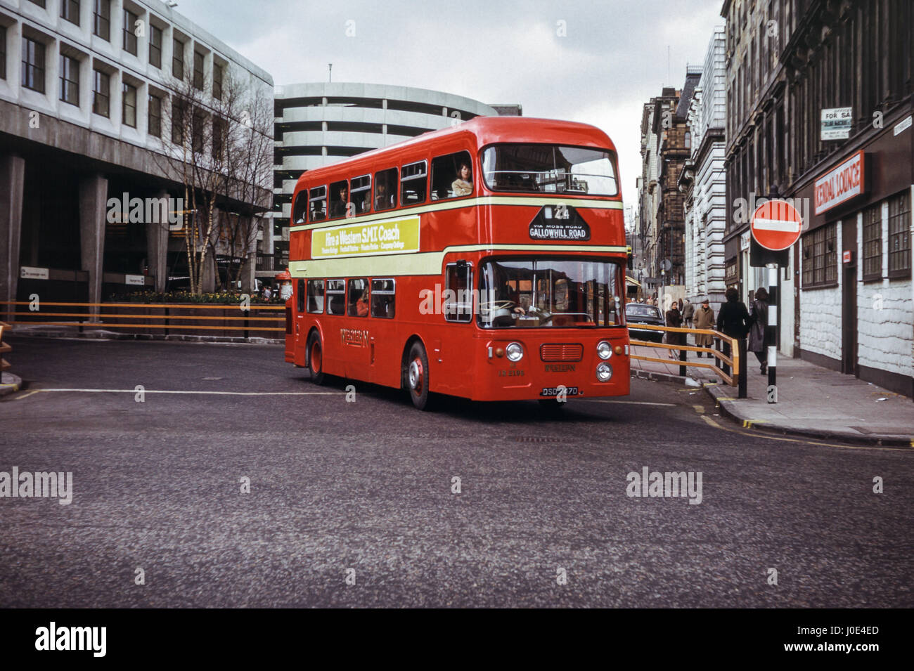 Escocia, Reino Unido - 1973: Vintage imagen de autobús en el centro de Glasgow. SMT occidental DRCRG6LX/AR22D 2106 (número de registro DSD 747D). Foto de stock