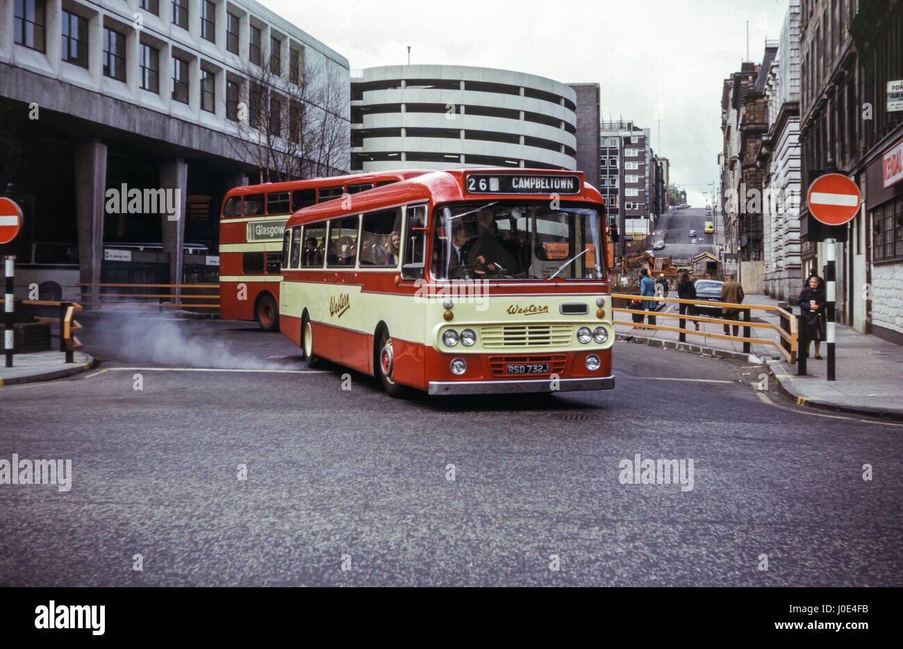 Escocia, Reino Unido - 1973: Vintage imagen de autobús en el centro de Glasgow. SMT occidental Leyland Leopard PSU3/3R con Alexander B53F2341 (número de registro corporal RSD 732J). Foto de stock