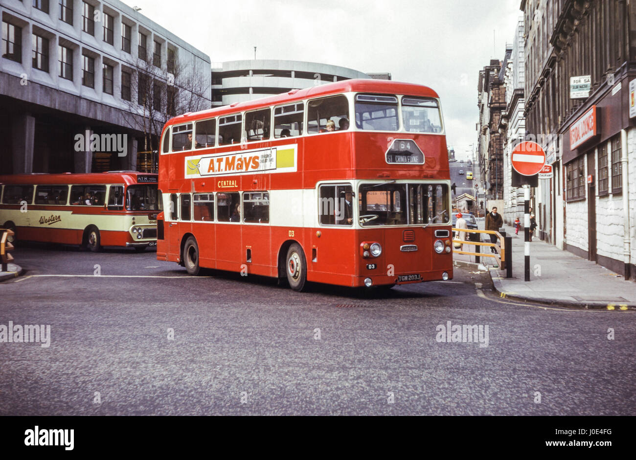 Escocia, Reino Unido - 1973: Vintage imagen de autobús en el centro de Glasgow. SMT Central Daimler CRG6LX y chasis F43/34H ECW cuerpo D3 (número de registro TGM 203J). Foto de stock