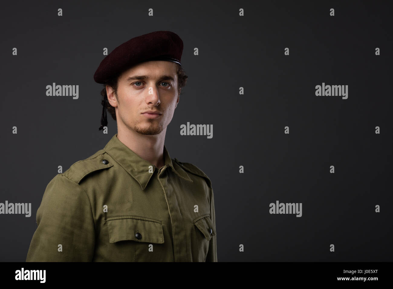 Hombre en ropa militar imagen de archivo. Imagen de boina - 63177617
