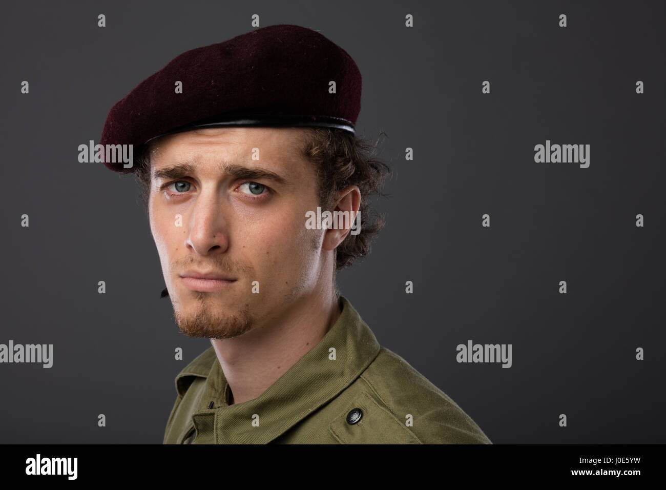 Hombre en ropa militar imagen de archivo. Imagen de boina - 63177617
