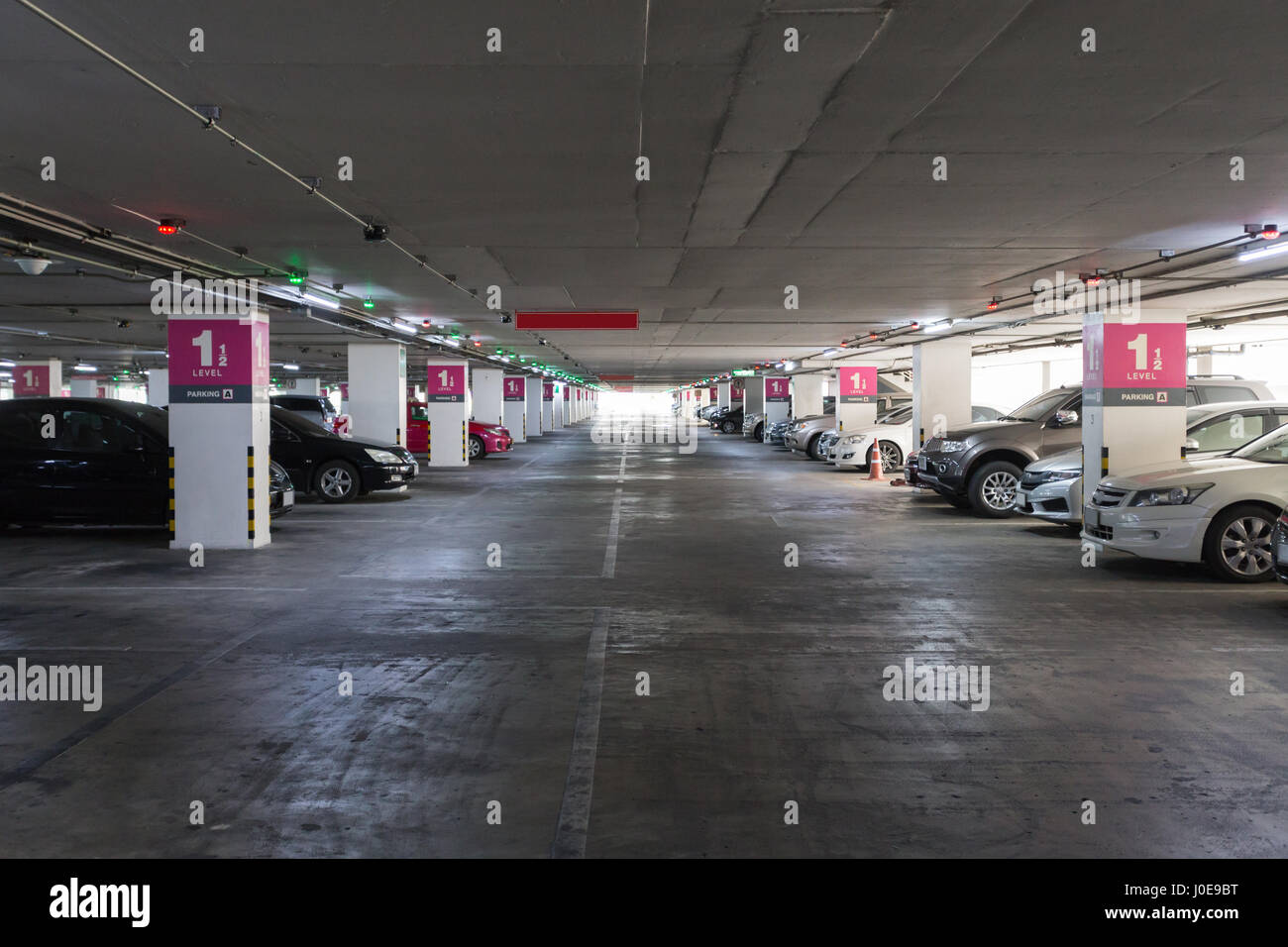 Parking mall fotografías e imágenes de alta resolución - Alamy