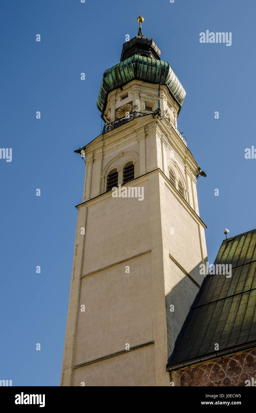 El centro histórico de la ciudad de Hall en Tirol posee un rico patrimonio de acuñación. "Oberer Stadtplatz" con la iglesia de San Nicolás es el corazón vivo de Hall en Tirol. Foto de stock