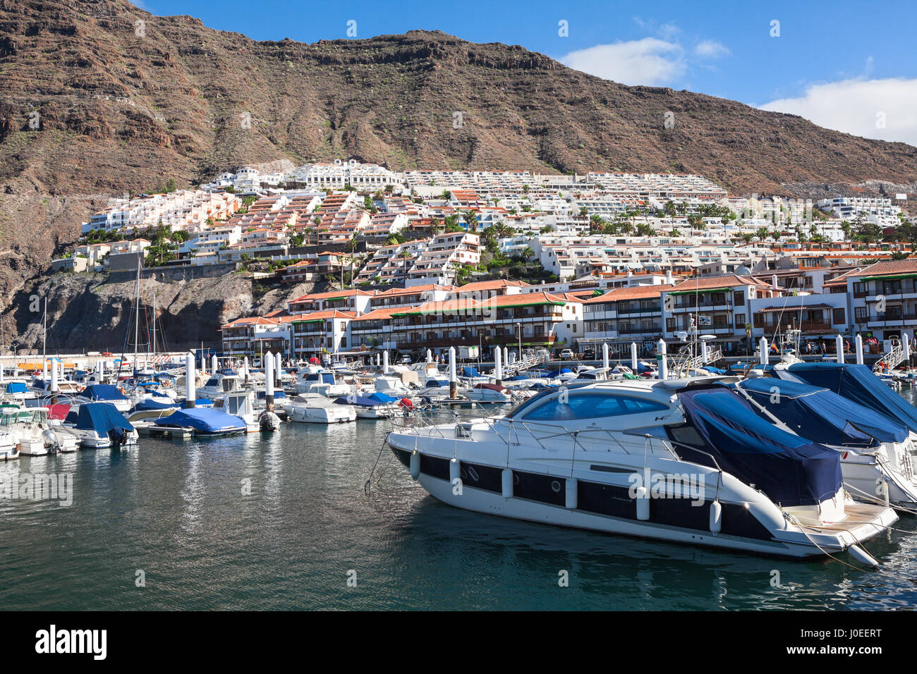 LOS GIGANTES, Tenerife, España - JAN, circa 2016: veleros y yates en el puerto  deportivo. Los Gigantes es un pueblo turístico en el Santiago del Teide  munic Fotografía de stock - Alamy