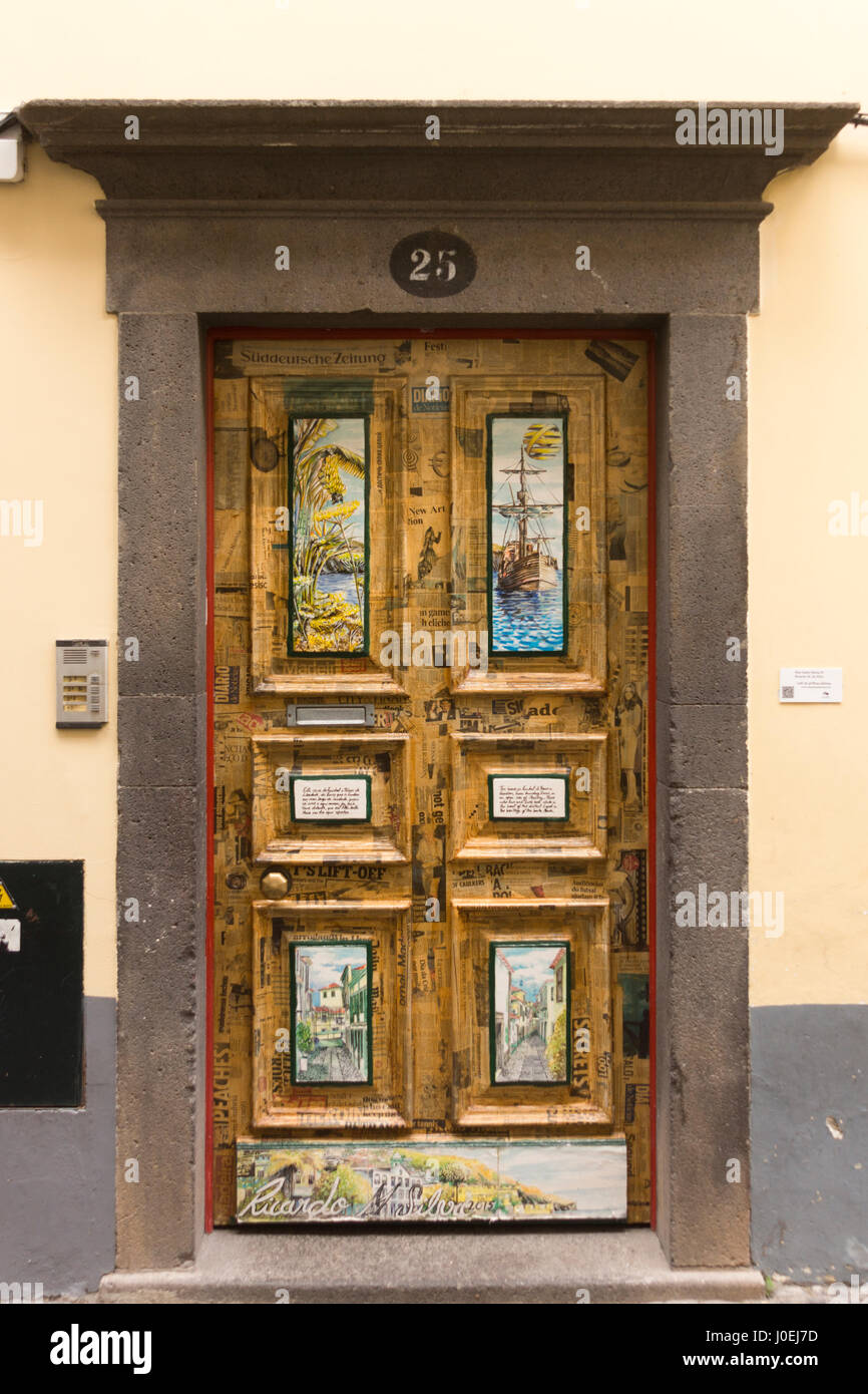 Oferta marrón aliviar Una puerta decorada con periódicos viejos y pinturas; forma parte de una  serie de puertas pintadas en el 'arte de puertas abiertas" en el proyecto  de la isla, Funchal, Madeira Fotografía de