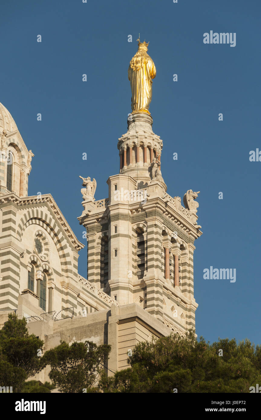 Francia, Marsella, la Basílica de Notre Dame de la Garde, campanario con la estatua de la Virgen y el niño Foto de stock